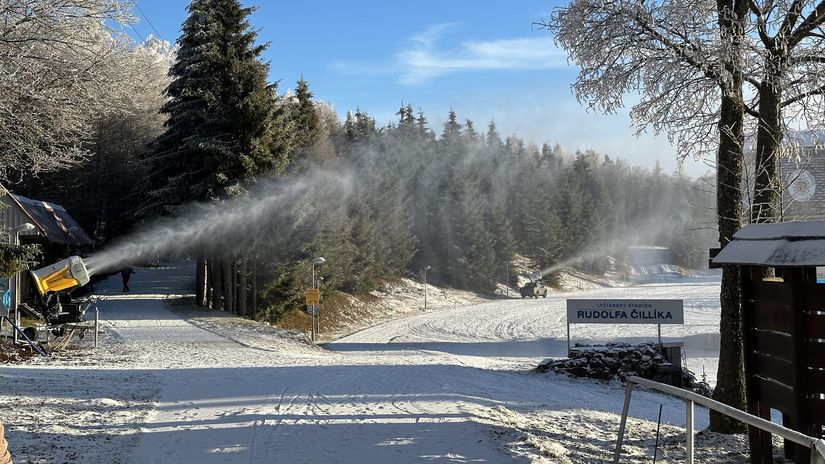 Zasnežovanie bežkárskeho štadióna na Skalke...