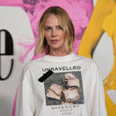 Charlize Theron v tričku Givenchy