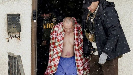 Ponižujúci zákrok v hlbokom mraze. Imigrační agenti odviedli Američana z bytu len v spodnom prádle