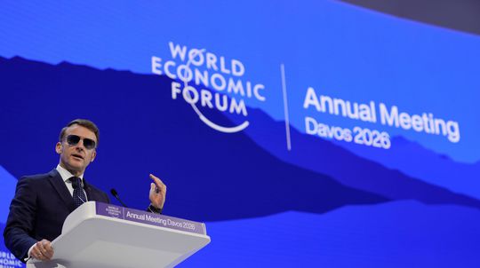 Macron sa v slnečných okuliaroch pustil v Davose do USA. Trumpove kroky vníma ako imperiálne a snahu oslabiť Európu
