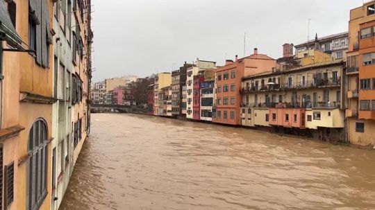 VIDEO: Divoké počasie v Španielsku. Rieka stúpla až k oknám domov, pobrežie bičujú obrie vlny