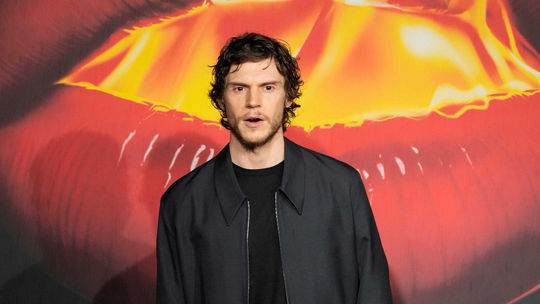 Herec Evan Peters.
