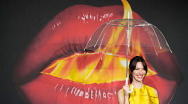 Herečka Rebecca Hall na slávnostnej premiére seriálu Krása v Ríme. 