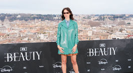 Herečka Rebecca Hall oblečená v značke Fendi na predstavení seriálu Krása. 