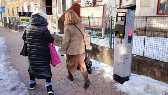 Stopercentné zdraženie parkovania v centre Banskej Bystrice. Ľudia nad tým znechutenie krútia hlavami