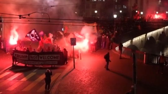 VIDEO: Protestujúci nechcú Trumpa v Davose, zasiahli aj vodné delá a slzný plyn