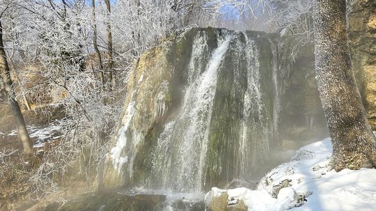V lete chladia, v zime sa im nechce zamŕzať. Dva vodopády neďaleko Košíc sú atrakciou aj v mrazoch