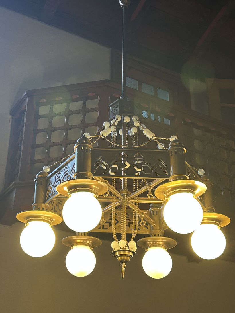 Pávy nájdete u Dušana Jurkoviča aj na lustri.