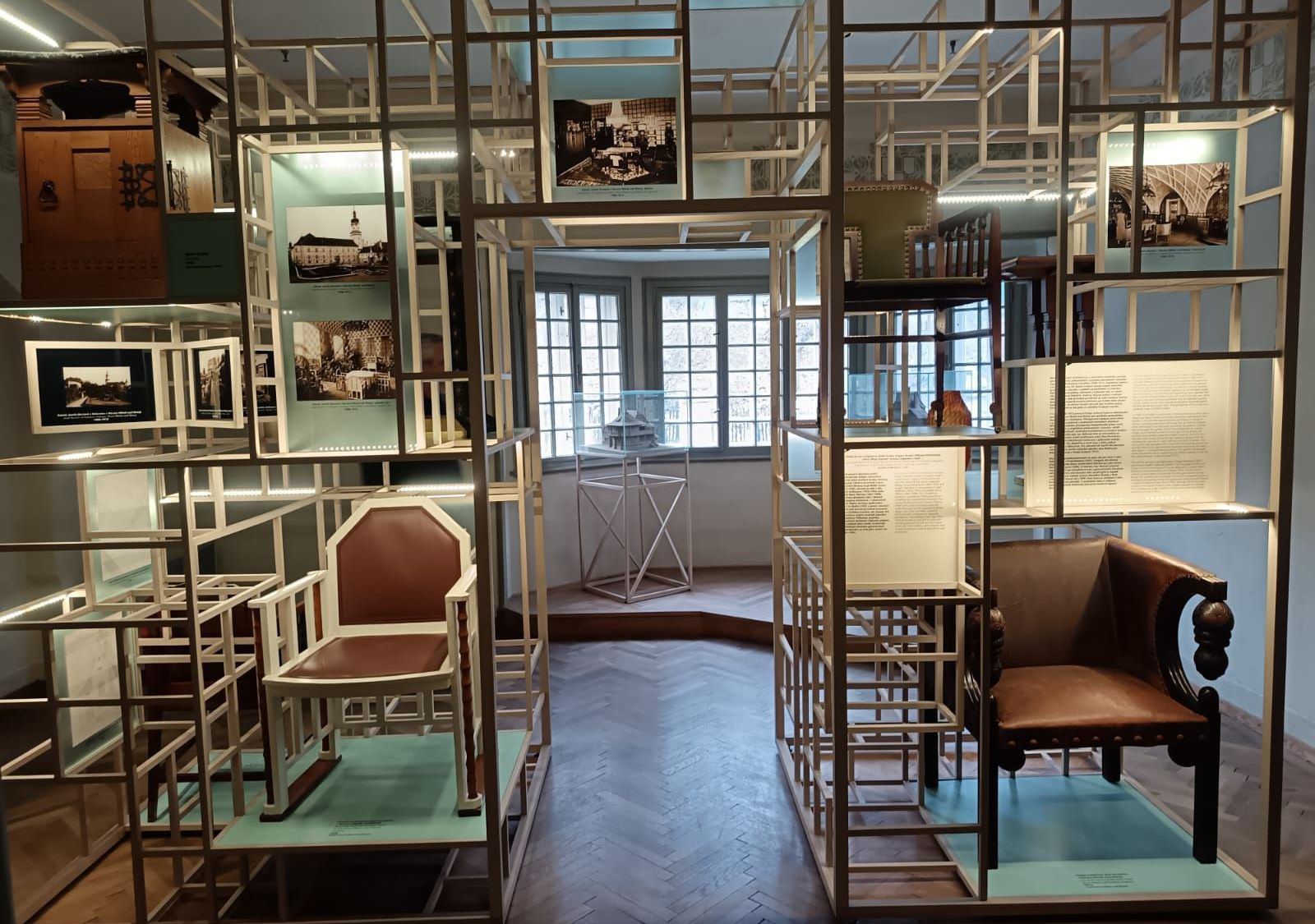 Vo vile je aj expozícia nábytku, ktorý Jurkovič...