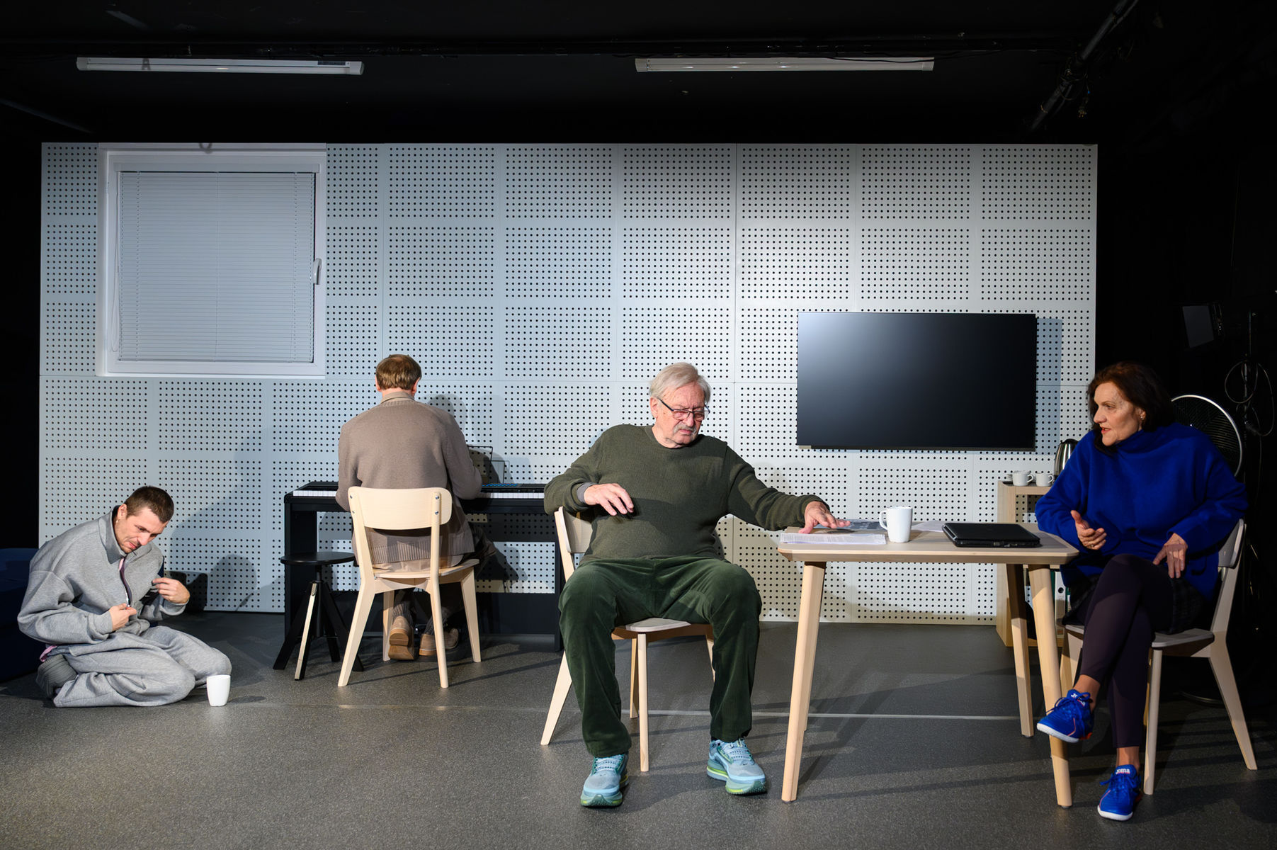 Juraj Loj ako dospelý autistický syn, chrbtom...