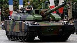 Francúzsky tank Leclerc na vojenskej prehliadke...