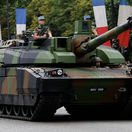 Francúzsky tank Leclerc na vojenskej prehliadke 14. júla 2014 v Paríži