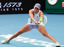 Swiatekovej zúfalý boj s vlastným odevom...