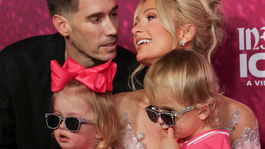 Zľava: Carter Reum, manžel Paris Hiltonovej a...