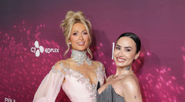 Paris Hilton (vľavo) a Demi Lovato spoločne pózujú fotografom.