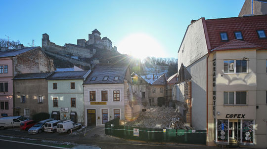 VIDEO: Nehoráznosť najhrubšieho zrna. Súkromník v Trenčíne zbúral bez povolenia časť národnej pamiatky