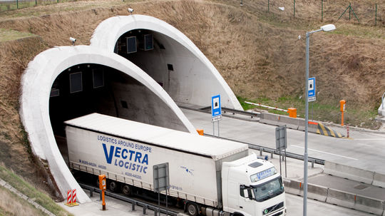 Na D2 smerom na Malacky sa tvoria kolóny, NDS uzatvára priebežne tunel Sitina