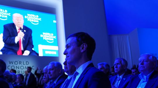 Za oponou Davosu: Prestížne fórum mocných riadi Čech. Kto je Mirek Dušek?