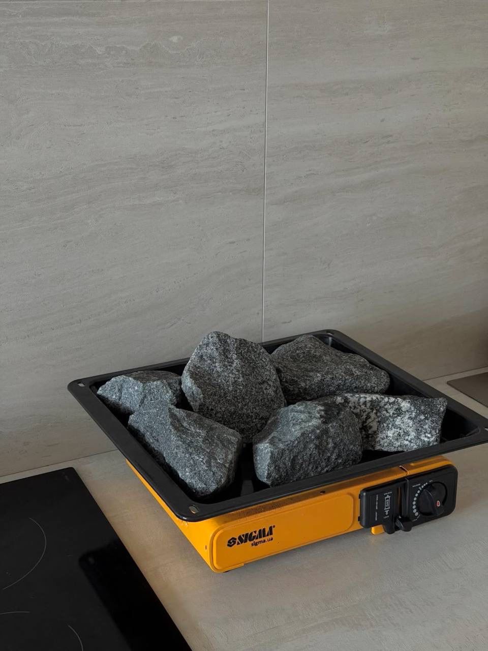 Kyjevčania nahrievajú kamene, aby sa zohriali.