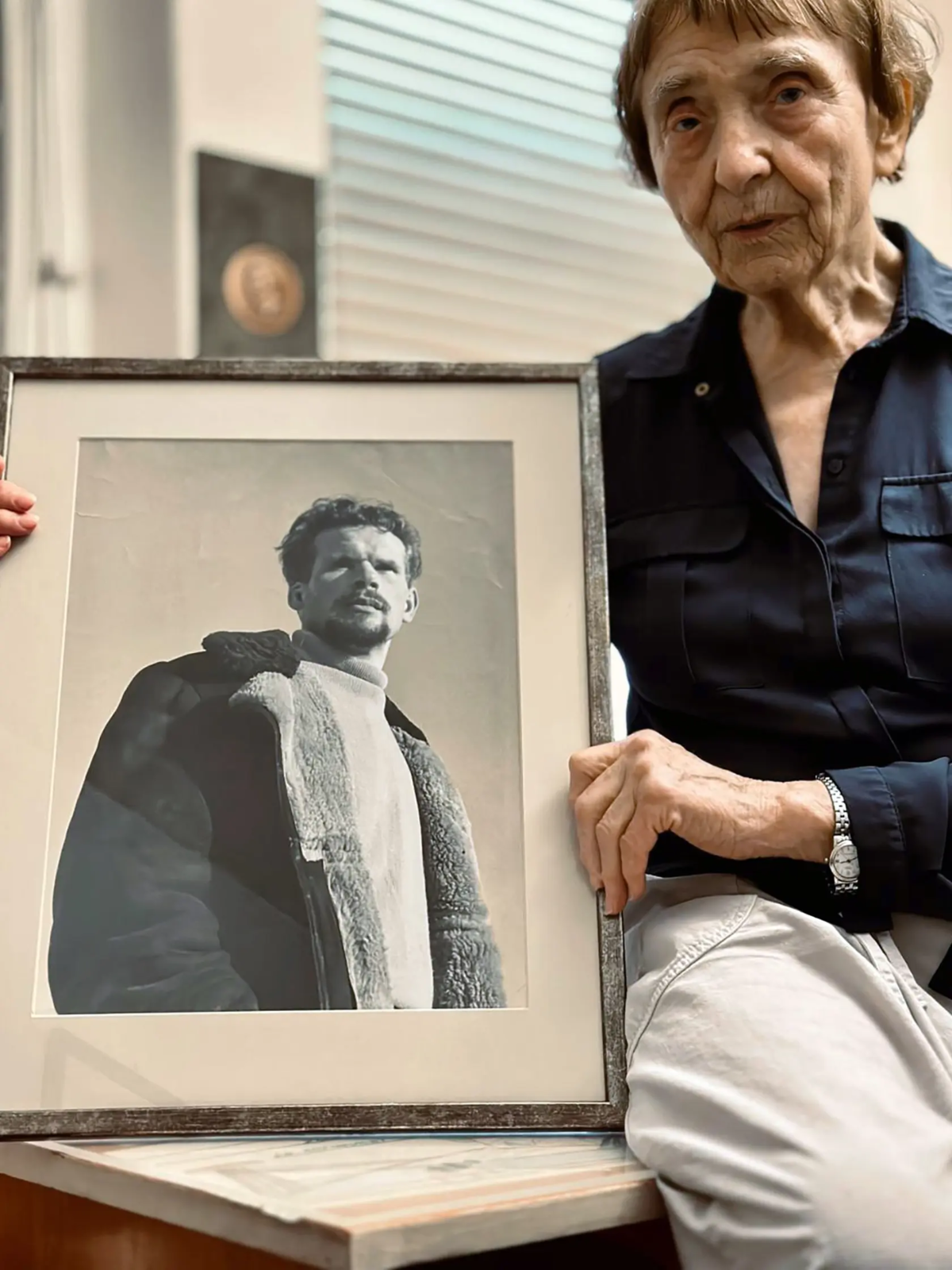 Magda Rúfusová s portrétom manžela.