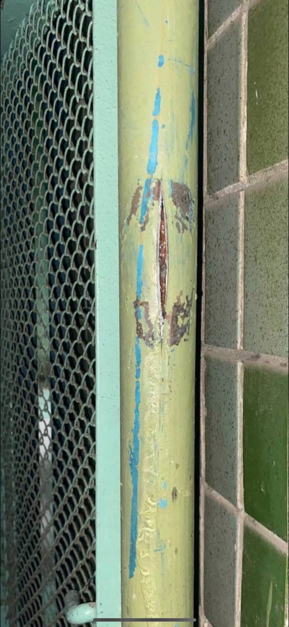 Potrubia potrhal ľad.