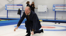 Princ William v curlingovom centre v Škótsku...