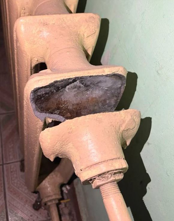 Ľad potrhal aj radiátory.