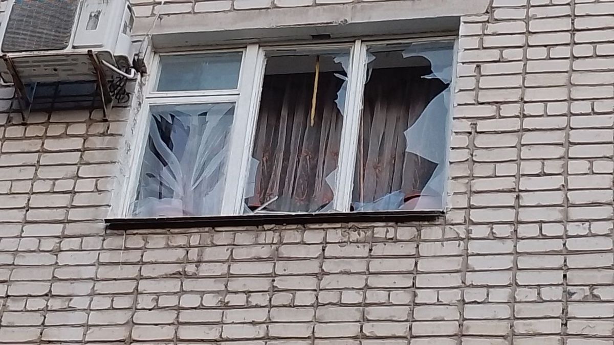 Rozbité okná po výbuchoch.