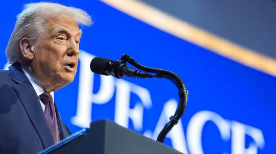 Americký prezident Donald Trump (uprostred)...