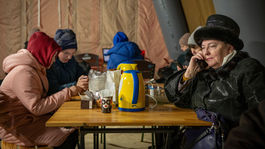 Ľudia sa zahrievajú a nabíjajú si batérie v...