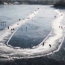 Ľadová diaľnica u susedov: Najväčšie klzisko pod šírym nebom láka stovky ľudí