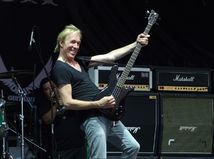 Hudobný svet v slzách: Zomrel basgitarista, ktorý stál pri zrode nesmrteľných rockových hymien