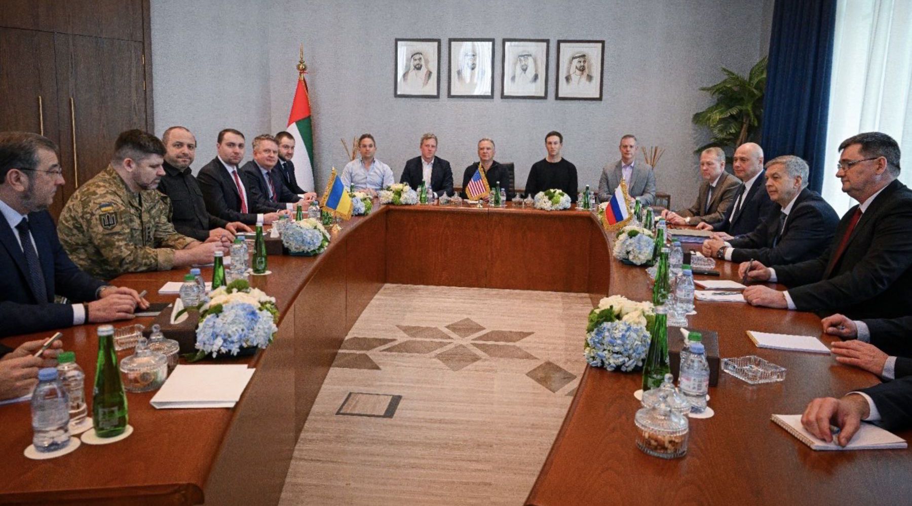 Záber z mierových rokovaní v Abú Zabí.