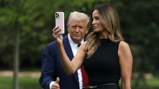 Margo Martin (vpravo), asistentka prezidenta a...