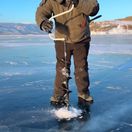 Myslíte si, že u nás je zima? Pozrite sa, čo dokáže ľad na Bajkale. Toto video obletelo svet