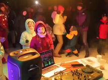 párty v Kyjeve, video Reuters