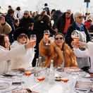 Okázalé oslavy ruských celebrít v Alpách pobúrili politikov: Sabat ukrajinských prasačích poskokov, znie z Putinovej strany