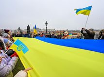 ukrajinská vlajka, karlov most, praha