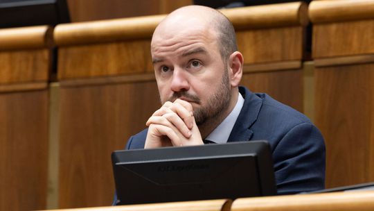 Mal viac hlasov za vyslovenie nedôvery než za dôveru. Hlasovanie o Migaľovi je hanba, nemá ani podporu „svojich“, hodnotí opozícia