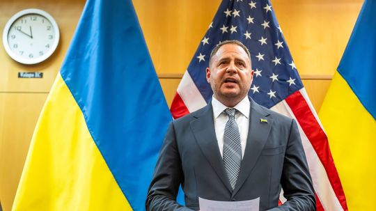 Zelenského tieňový muž v problémoch: Jermakovi hrozí 12 rokov za luxusné rezidencie pri Kyjeve