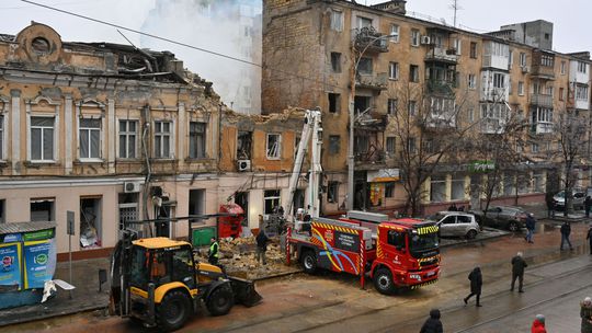 Záchranári odstraňujú trosky obytného domu,...