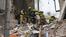 Záchranári odstraňujú trosky obytného domu,...