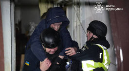 Záchranári evakuujú staršiu ženu zo zničenej...