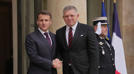 Slovenský premiér Robert Fico a francúzsky...
