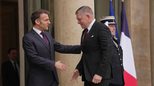 Sovenský premiér Robert Fico (uprostred),...
