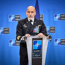 Predseda Vojenského výboru NATO admirál Giuseppe Cavo Dragone