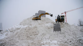 Bagre na skládke snehu odprataného z ulíc po...