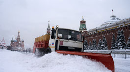 Stroj na odhŕňanie snehu pracuje na čistení...