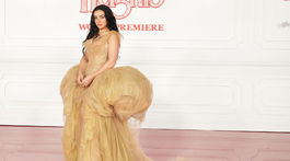 Speváčka Charli XCX v kreácii Vivienne Westwood. 