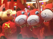 čína, smutný koník, plyšák, hračka